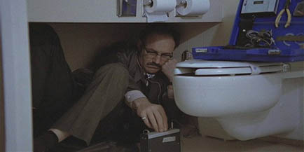 Hackman hides from the agent who got him the part in Heartbreakers.